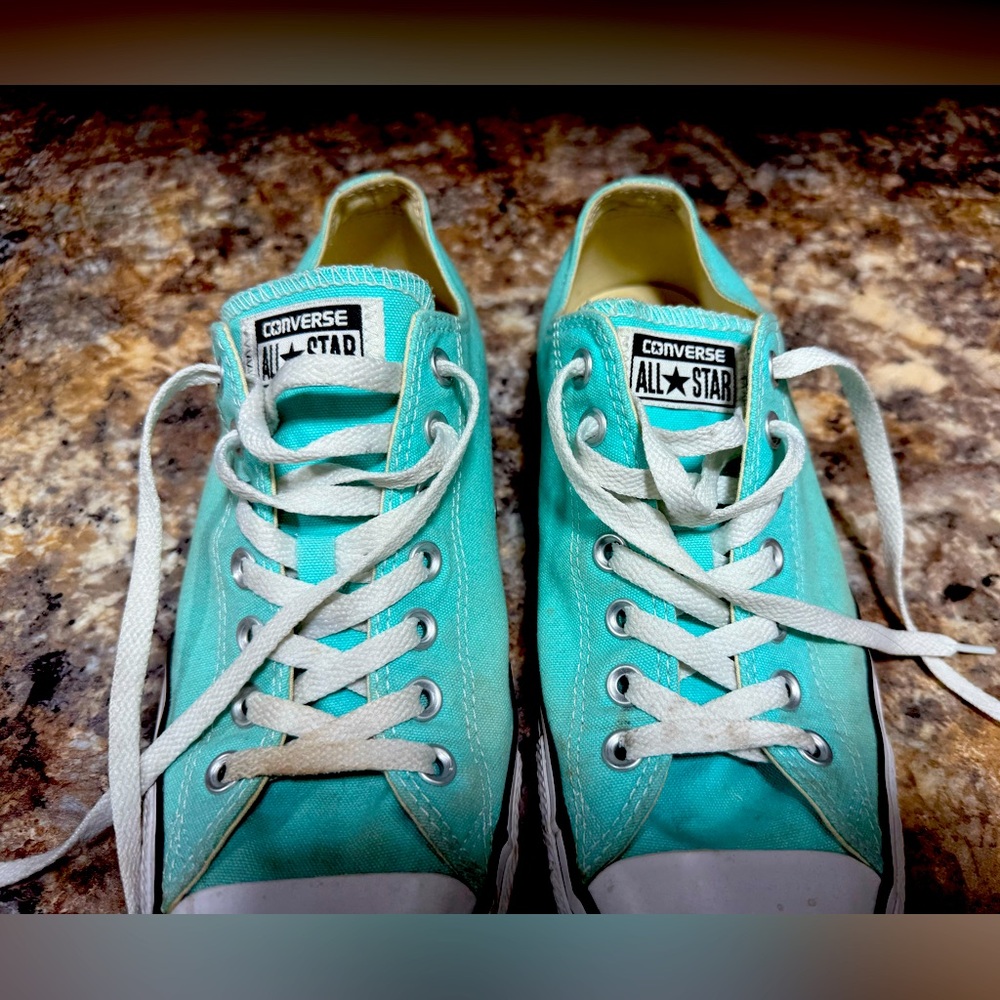 Converse Chuck Taylor mens size 9. Baby blue